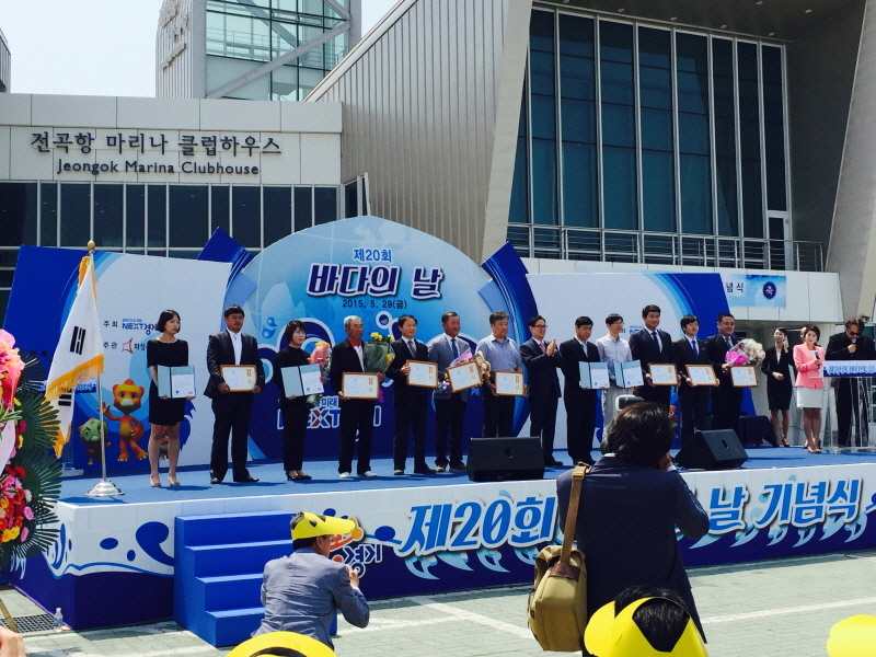 박수영 도 행정1부지사와 해양발전 유공 표창 수상자들이 기념촬영을 하고 있다.