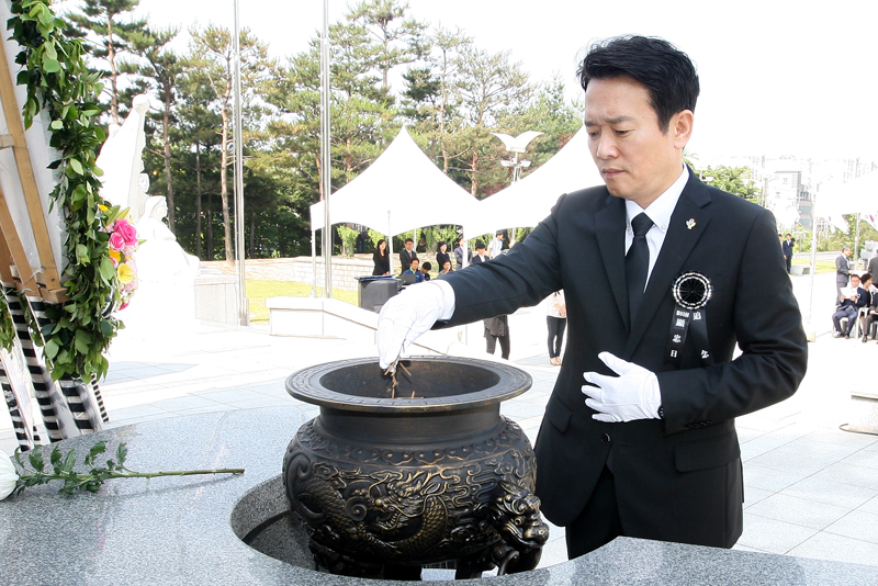 6일 오전 10시 수원 현충탑에서 개최된 ‘제60회 현충일 추념식’에서 남경필 지사가 헌화 및 분향을 하고 있다.