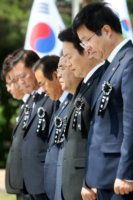 남경필 지사와 내빈들이 묵념하고 있다.