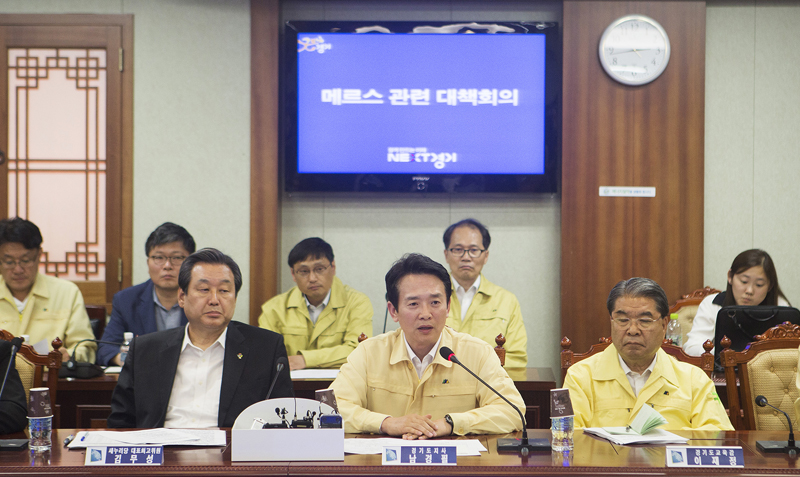 이날 남 지사는 김무성 새누리당 대표에게 메르스 확산 방지를 위해 민간병원에 대한 정부와 여당의 강력한 지원책을 요청했으며, 김 대표는 이에 대해 적극 지원을 약속했다.