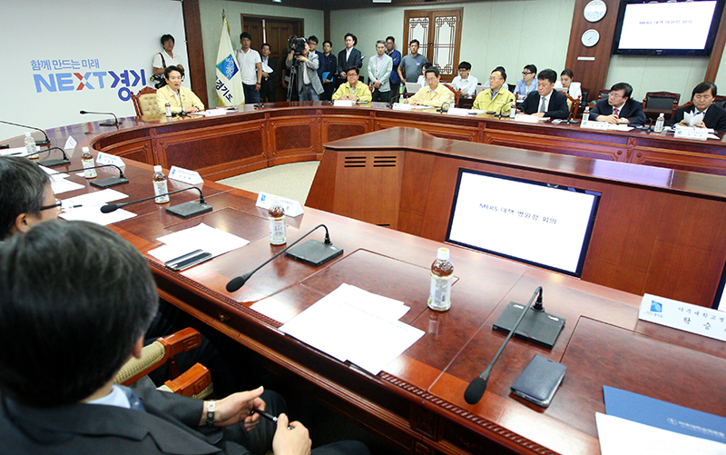 이날 오후 4시 도청 상황실에서는 부족한 격리병동 확보 문제를 놓고 도내 주요 병원장이 참석한 대책회의가 동시에 진행됐다.