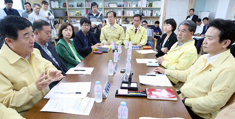 이날 회의에는 남경필 지사를 비롯해 이찬열 새정치민주연합 경기도당위원장, 강득구 경기도의회 의장, 이재정 경기도교육감, 김유임 경기도의회 부의장, 이승철 도의회 새누리당 대표의원, 김현삼 도의회 새정치민주연합 대표의원, 원미정 도의회 보건복지위원장, 이희영 경기도감염병관리본부 부본부장, 임승관 아주대 감염내과 교수 등이 참석했다. 