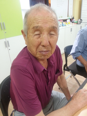 센터를 꾸준히 방문해 효과를 보고 있다는 김영우(82) 할아버지