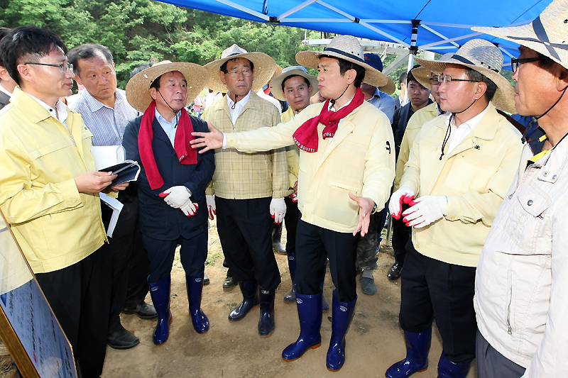 남경필 지사는 이날 박종민 도 친환경농업과장으로부터 경기도 가뭄대책 추진상황을 보고받고, 피해농가들이 안정적으로 농사를 짓기 위한 대책 마련을 하라고 지시했다.