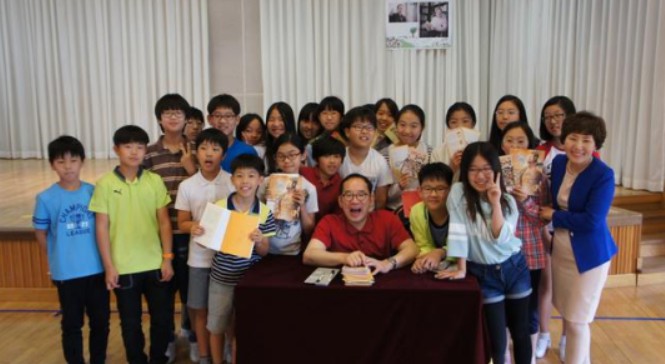 용인 현암초등학교는 지난 1일, 고정욱 작가를 초청해 책읽기 습관에 대한 강연을 했다. 사진은 현암초 학생들과 기념촬영한 모습