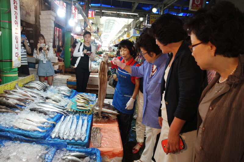 생선을 고르고 있는 경기도여성단체협의회 회원들.