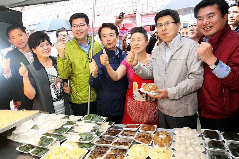 황교안 총리와 남경필 지사가 평택시 송북전통시장을 방문해 상인들의 애로를 청취했다. 
