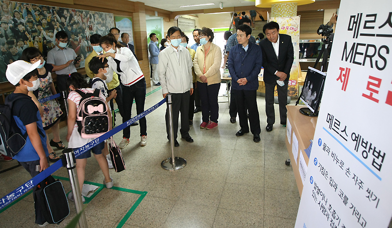 남경필 경기도지사가 24일 오전 구리시의 한 초등학교에서 열화상카메라 운영을 점검하고 있다.