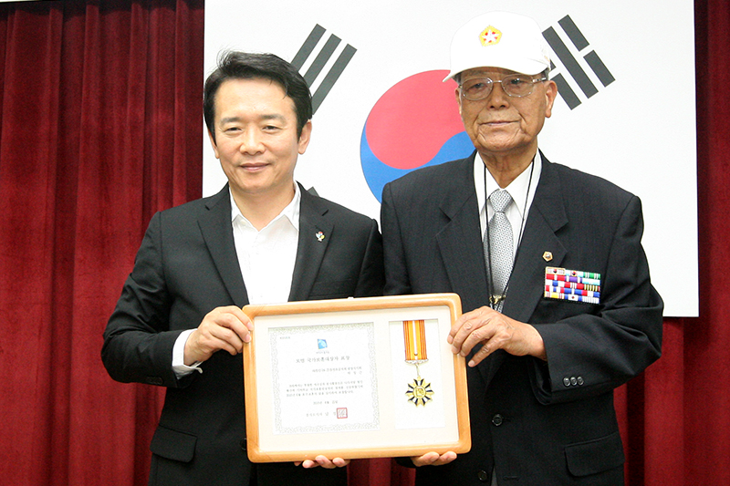 6.25참전 유공자회 박창근 광명시지회장이 모범 국가보훈대상자 도지사 표창을 수상했다.