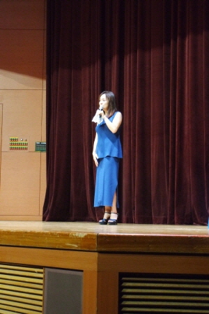 배우 박해미가 청중들과 이야기를 나누고 있다.
