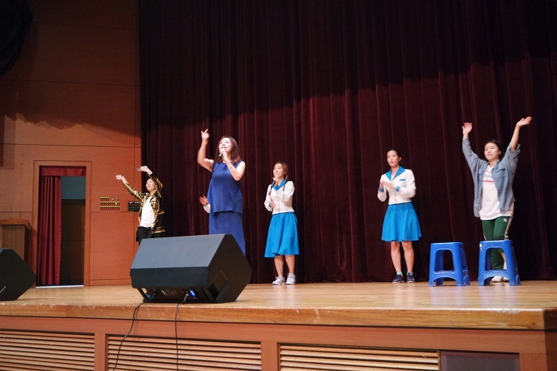 박해미와 동아방송예술대학교 제자들이 함께 공연하고 있다.
