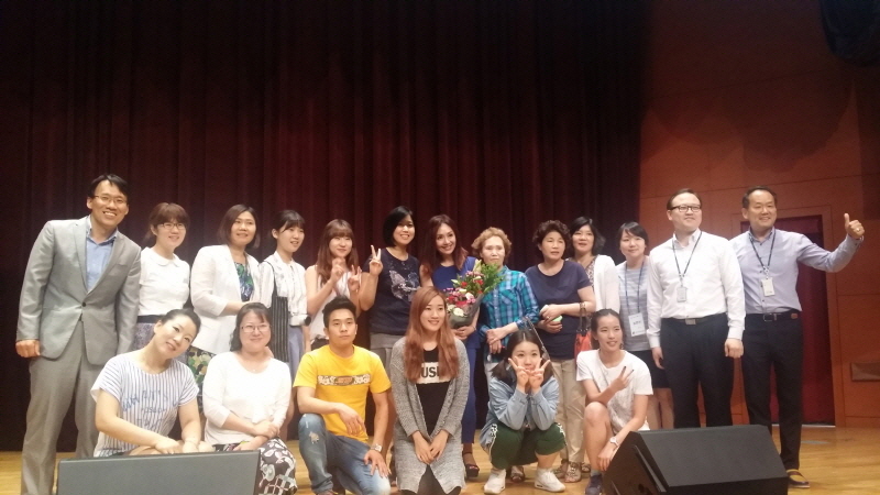 배우 박해미 씨가 관객들과 함께 6월 ‘렉처콘서트’를 기념하고 있다.