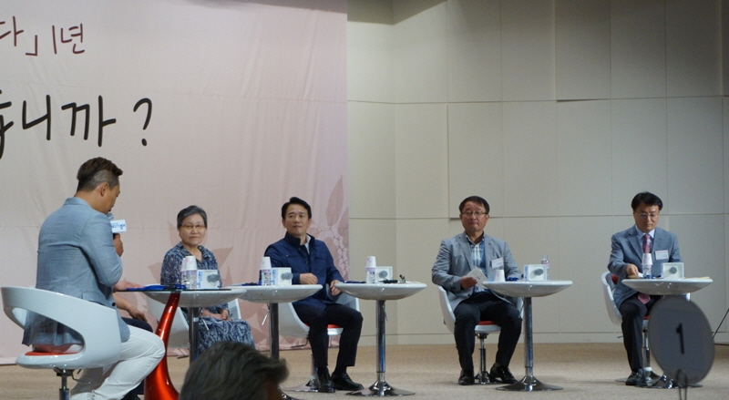 남경필 경기도지사와 민원인 대표, 전문가가 패널로 참여해 토크쇼를 진행하고 있다.