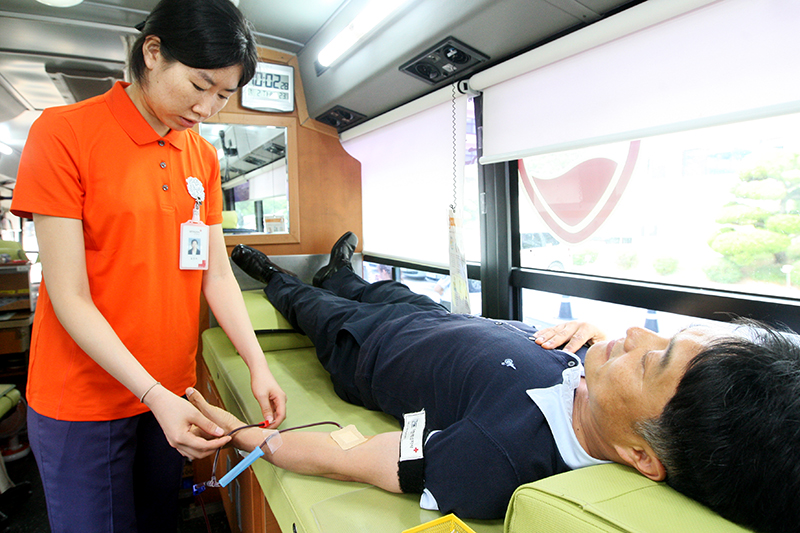 경기도청 공무원들이 도청 신관 앞에 마련된 대한적십자사 경기혈액원 헌혈버스에서 헌혈을 하고 있다. 