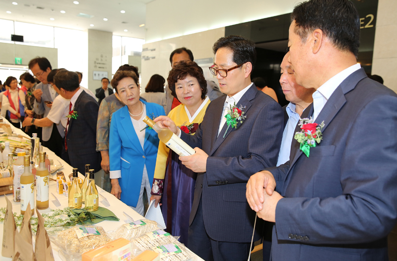 박수영 행정1부지사가 한과, 떡, 과자 등 농업인이 창업한 쌀 가공 제품을 구경하고 있다.