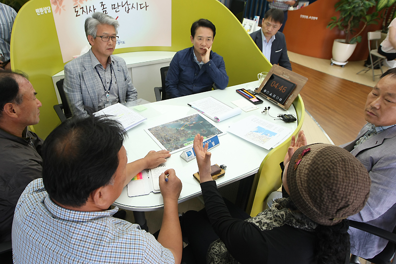 남경필 경기도지사가 10일 경기도청 언제나민원실에서 36번째 ‘도지사 좀 만납시다’ 를 열고 민원인과 상담을 하고 있다.