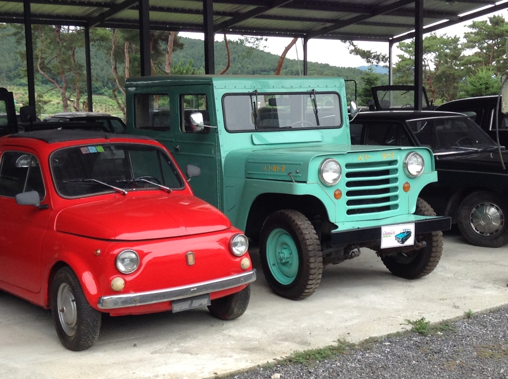 국내 최초의 시발(始發) 자동차(오른쪽)와 피아트300