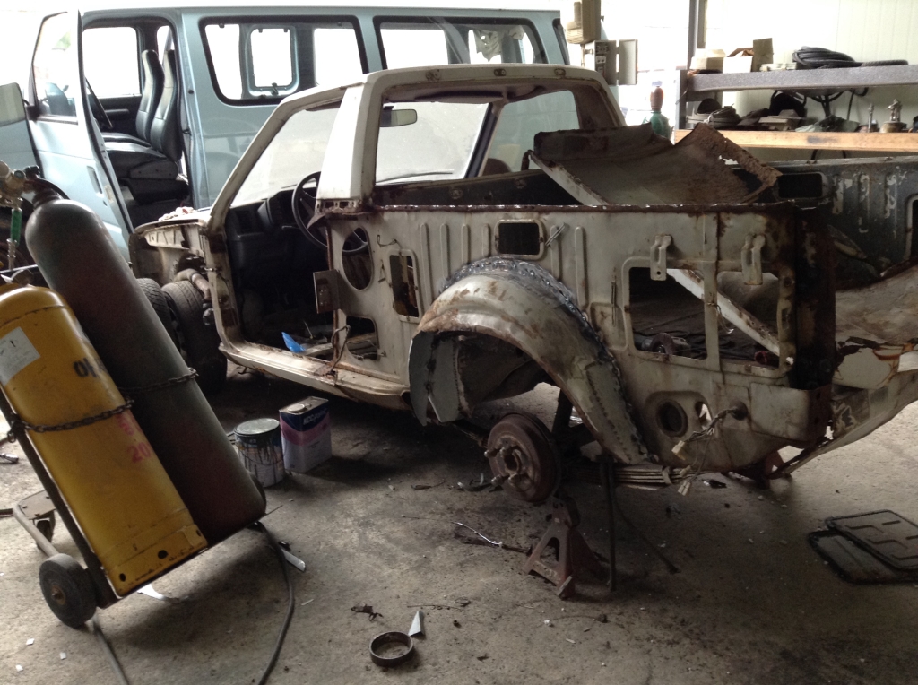 수작업으로 낡고 오래된 차를 복원하는 과정이 필요하다.