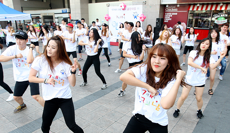 ‘2015 인구의 날 거리캠페인’이 14일 오후 수원역 광장에서 열렸다. 
