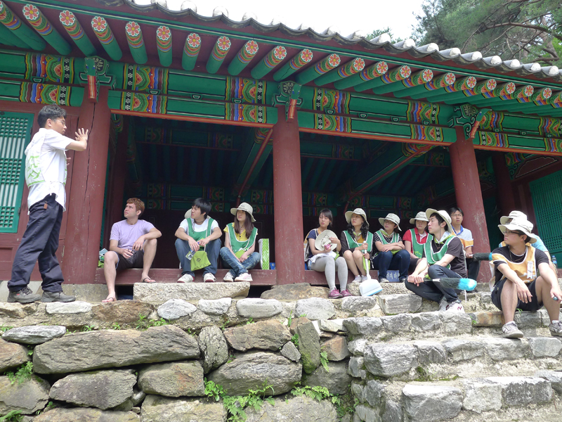 경기도와 남한산성세계유산센터는 여름방학을 맞아 남한산성에서 가족과 함께하는 ‘1박2일 남한산성 세계유산 캠프’를 진행한다.