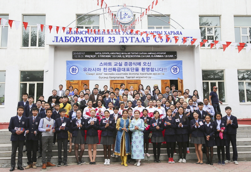 스마트교실 준공식에 참석한 남경필 지사를 비롯한 내빈, 학교 관계자, 학생 등이 기념사진을 찍고 있다.