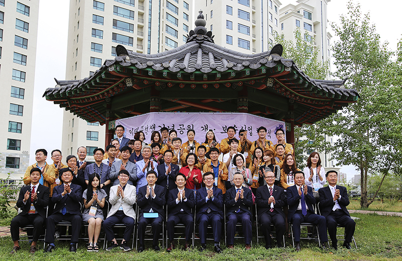 17일 오전 울란바토르시 이태준선생 기념공원에서 열린 ‘이태준 선생 기념공원 개·보수사업 착공식’에서 남경필 지사가 참석자들과 기념촬영을 하고 있다.