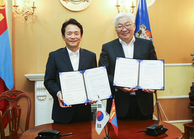 남경필 경기도지사와 에르덴 바투울(Erdene BAT-UUL) 울란바토르 시장이 양 지역 간 우호협력 협약을 체결했다.