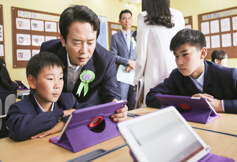 몽골 울란바토르시 칭길테구 제23번 학교에서 열린 경기도-몽골 ODA 스마트 교실 준공식에서 남경필 지사가 학교 시설을 둘러보고 있다.