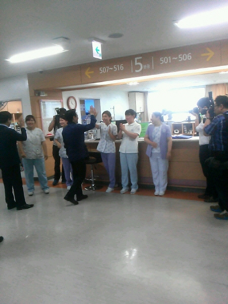 남 지사가 병원 의료진들과 하이파이브를 하고 있다.