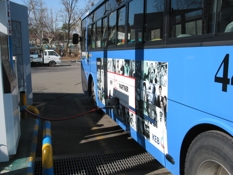 경기도가 지난 5월 11일부터 6월 30일까지 2개월간 도내 CNG(천연가스)버스 7105대를 대상으로 특별 안전점검을 한 결과, 7105대 중 442대가 운행 부적합한 것으로 나타났다. 