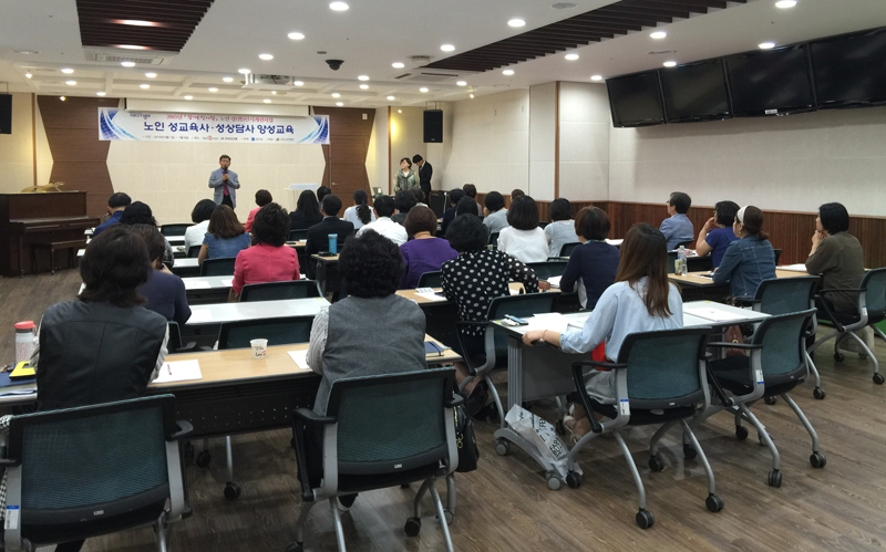 경기도는 12일 오후 2시 의정부시 렛츠런문화공감센터에서 ‘노인 성교육사·성상담사 양성과정’ 제2기 수료식을 갖고 43명의 수료생을 배출했다.