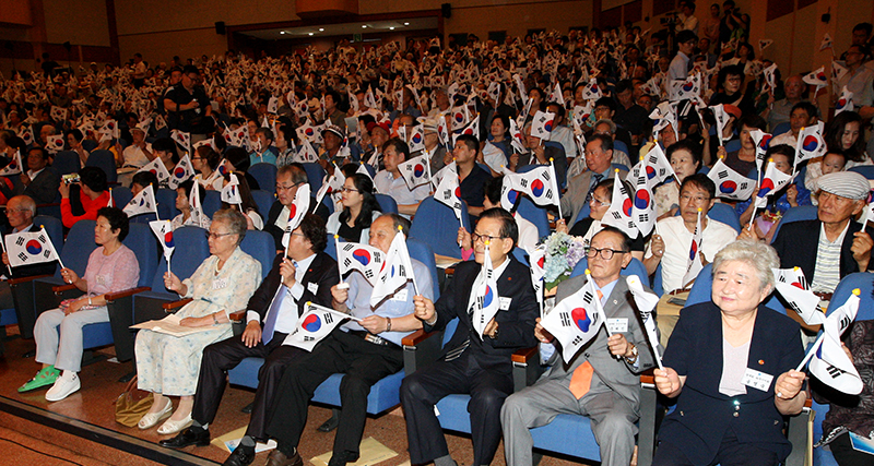 ‘제70주년 광복절 경축행사’ 참석자들이 태극기를 흔들며 만세 삼창을 하고 있다. 