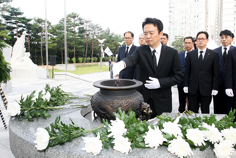 경축사에 앞서 남 지사는 수원시 인계동 현충탑을 찾아 참배했다.