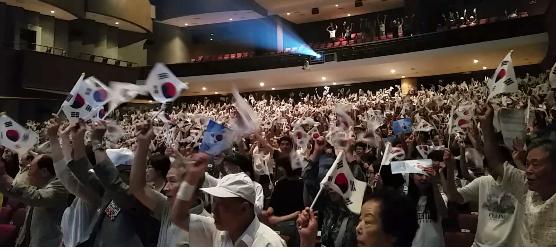 태극기 휘날리며 ‘독립 만세’를 외치다 이미지