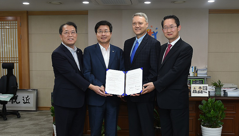 8일 오후 수원시청에서 김희겸 경기도 행정2부지사, 염태영 수원시장, 세계지속가능관광위원회(GSTC, Global Sustainable Tourism Council) 랜디 더반 대표, 경기관광공사 홍승표 사장이 ‘2016 GSTC 국제회의 개최를 위한 업무협약’을 체결하고 있다.