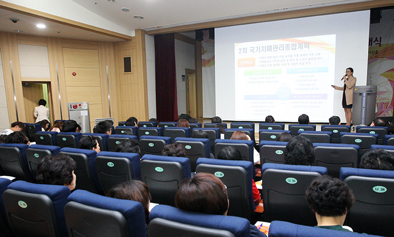 이날 함께 진행된 심포지엄에서 성수정 중앙치매센터 부센터장이 ‘경기도 치매관리사업의 방향’에 대해 주제 발표를 하고 있다.