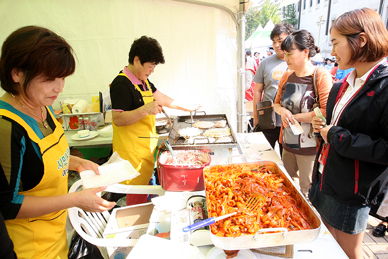 ‘2015 경기도 우수전통시장 박람회’을 찾은 방문객들이 먹거리 장터에서 음식을 주문하고 있다.