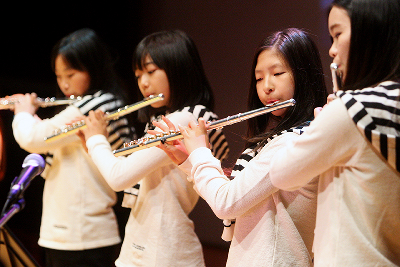 9일 오후 수원 장안구민회관 한누리아트홀에서 열린 ‘2015 지역아동센터 특기적성 페스티벌’에서 여주 사마리안지역아동센터 ‘꿈빛 플룻연주단’ 아이들이 연주를 하고 있다.