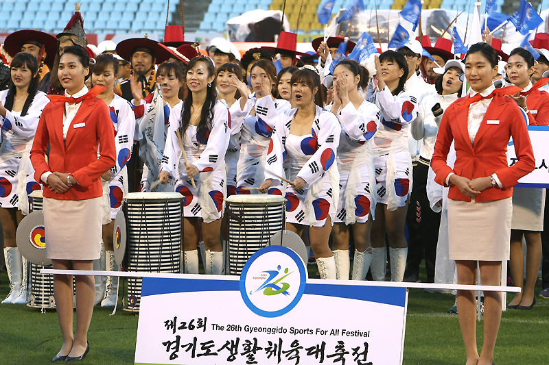 ‘제26회 2015 경기도생활체육대축전’에 참가한 시·군 선수단이 대회를 응원하고 있다. 