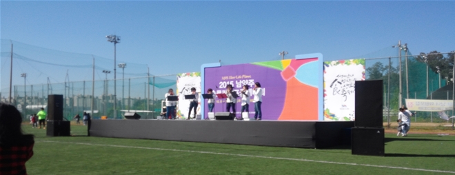  `슬로광장‘에서 공연을 펼치고 있는 ’수동 오카리나‘ 팀