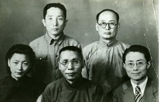 대한민국 임시정부 요인들과 찍은 사진 (뒷줄 오른쪽이 박찬익, 앞줄 가운데가 백범 김구)    