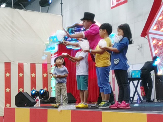진영욱 마술사와 함께한 버블쇼에서 어린이들이 비눗방울 체험을 하며 즐거워하고 있다.