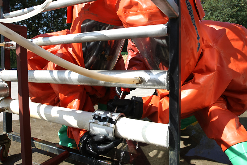 대원들이 누출방지 장비를 이용해 누출방지 슬리브 누출 부분을 밀폐하는 모습.