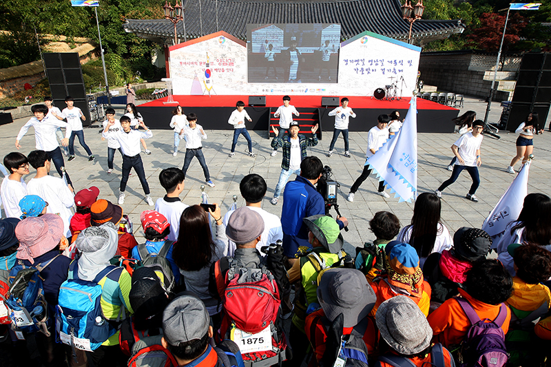수원시청소년문화센터 동아리연합 학생들이 영남길 개통을 축하하는 플래시몹을 선보이고 있다.