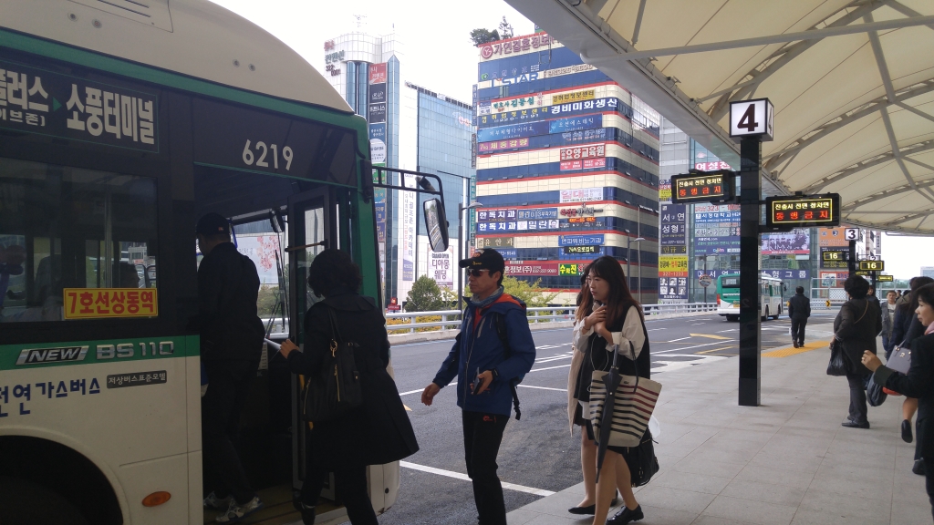 송내역 환승센터에서 버스로 환승하는 승객들의 모습