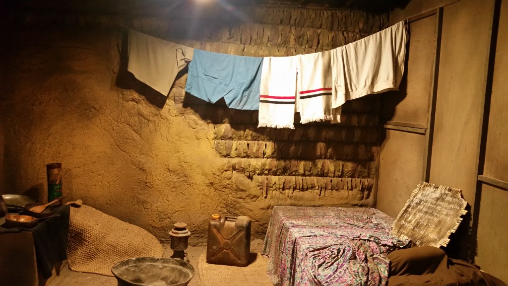 아프리카에서 어렵게 사는 사람들은 이런 집이 아주 흔하다고 한다. 실제로 들어가보니 매우 작았다.