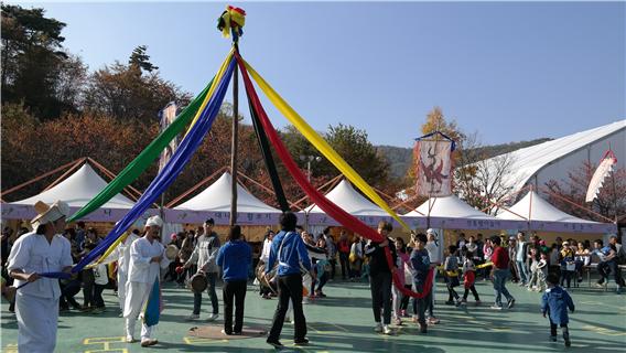 축제에 참여한 시민들이 놀이마당을 펼치고 있다.