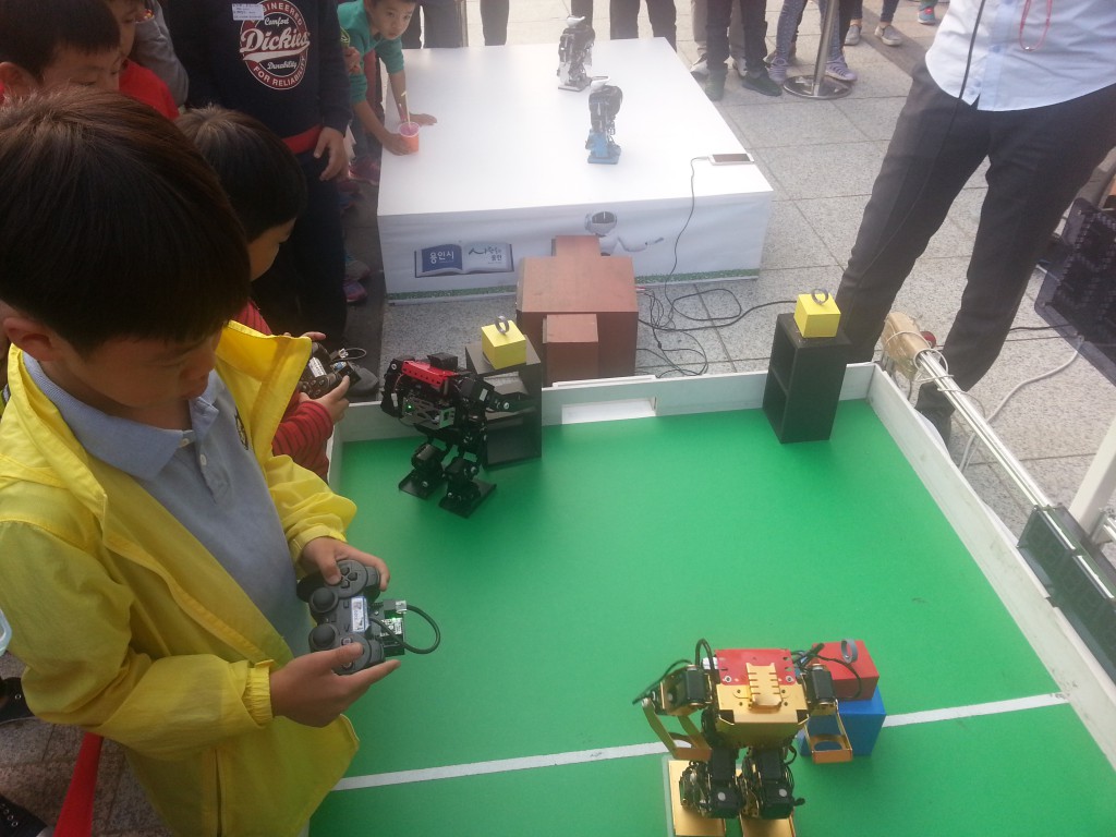 휴머노이드 로봇 미션체험에서 시민들이 로봇배틀을 하고 있는 모습