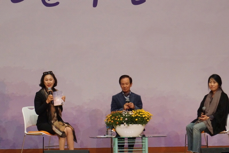 (왼쪽부터) 성우 서혜정, 소설가 김홍신, 가수 박강수가 질의응답을 하고 있다.