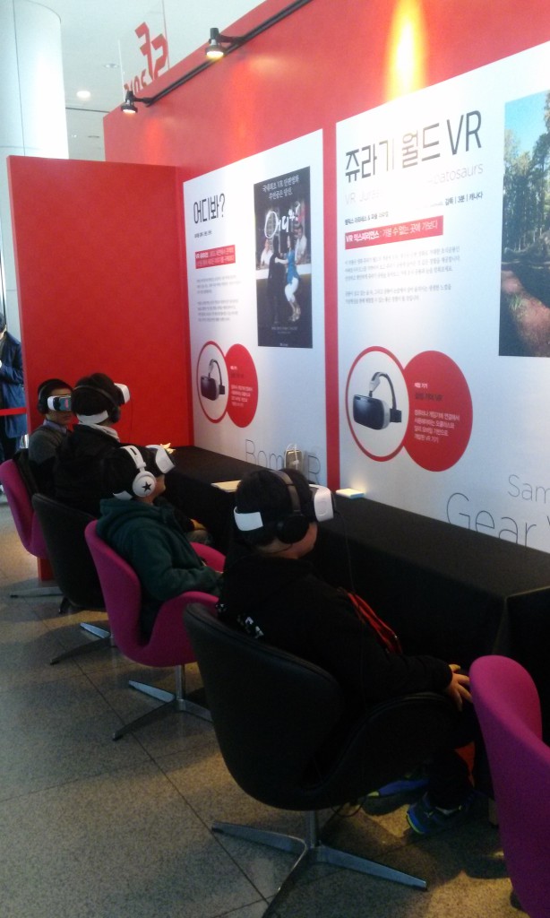 중앙홀 2층에 마련된 VR 미니영화관에서 체험중인 관람객들